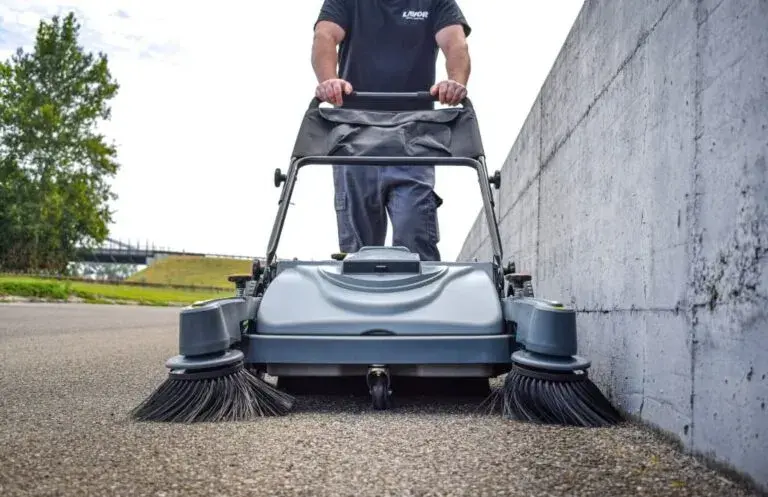 Kombinácia upratovacích strojov: Strategické upratovanie pre úsporu času aj peňazí